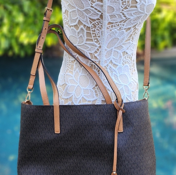 Michael Kors large Autograph Hayley tote-  Shoulder and Crossbody style